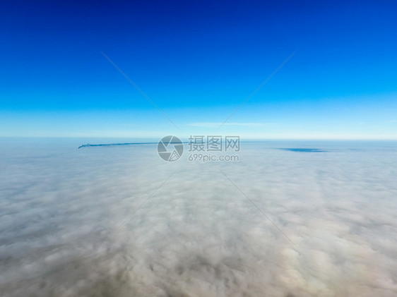 在雾上方的天空中日出在雾上云地天空雾图片