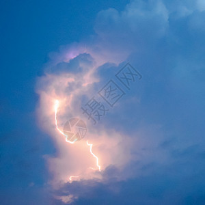 风暴云中闪电打雷电的高清图片