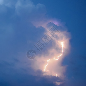 风暴云中闪电暴风雨的火栓高清图片