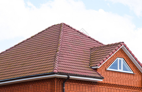 房顶上有经典瓷砖屋顶是用烤泥制成的屋顶上有经典瓷砖屋顶是经典瓷砖的屋顶图片