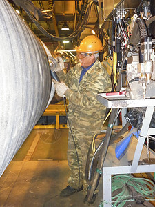 安装前的焊接准备工人清洗管道焊接地点工人清洗管道焊接地点图片