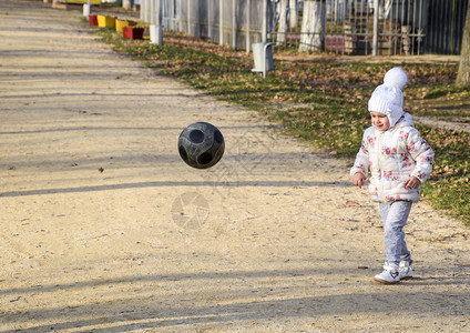 一名四岁女孩玩足球一名四岁女孩玩足球图片