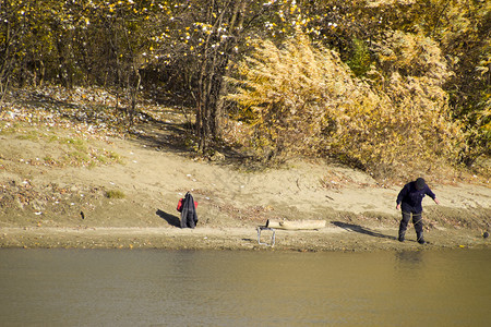 SlavyansknaKubaniRussiaSlavyansknaKubani2016年9月日秋季在河岸的渔民秋天在河岸钓鱼饵图片