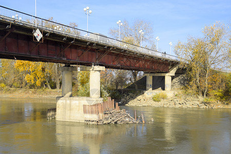 库班斯拉维扬斯克市普罗托卡河上的桥这座桥横跨普罗托卡河位于斯拉维扬斯克市图片