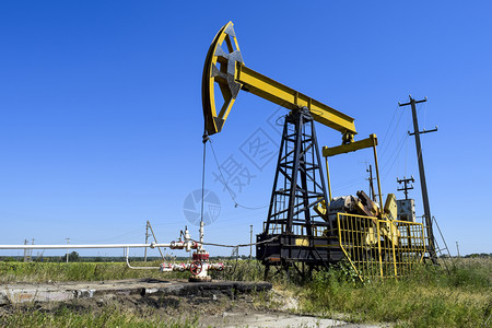 泵机作为油井上安装的泵田设备图片