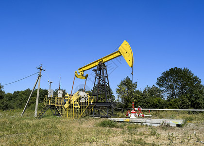 泵机作为油井上安装的泵田设备图片