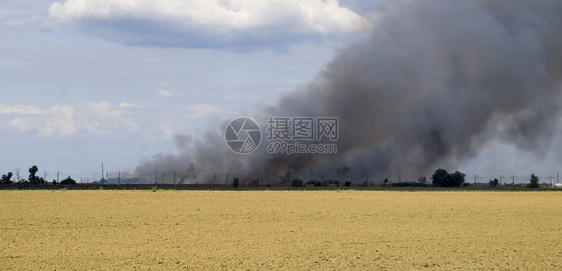 火在犁田外的某处火中暗烟在犁田外的某处火中暗烟图片