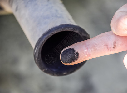 由汽车制造商检查的排气系统从废管检查手指上的排气系统由汽车制造商检查的排气系统图片