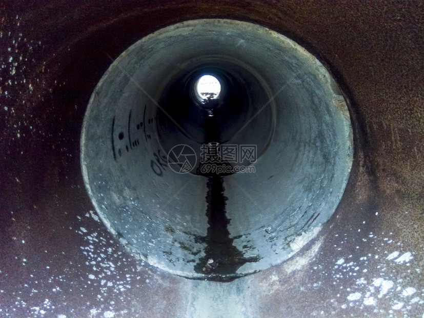 道路下方排水的隧道通过管道查看道路下方排水的隧道通过管道查看图片