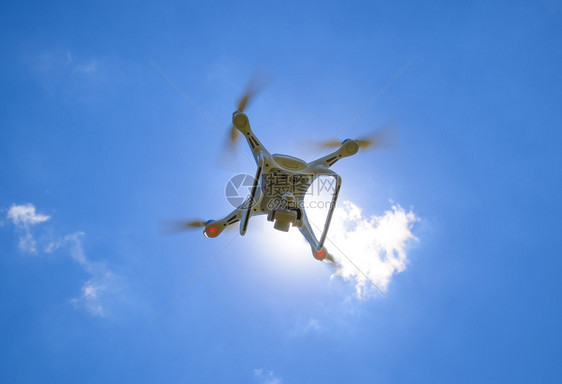 DJIPhantom4在飞行中Quadrocopter以白云对抗蓝天直升机在空中的飞行4在中对抗蓝天图片