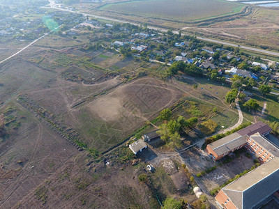 从村的顶部看房子和花园农村边生锈的景观空中摄影从村顶部看图片