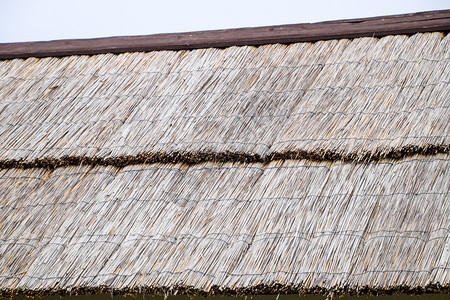 和稻草屋顶的斜坡古代建筑材料背景图片