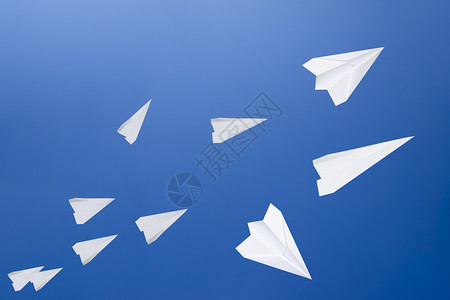 数张白色纸叠的飞机图片