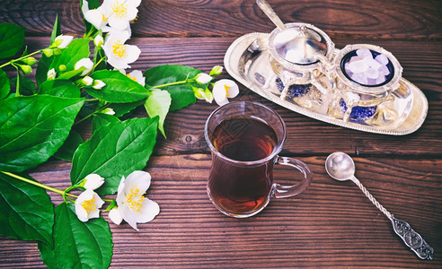 棕色桌子上土耳其杯中的黑茶顶层风景图片