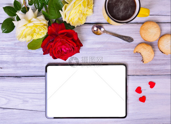白屏幕平板黑咖啡杯和白木背景的玫瑰花束最高视图图片