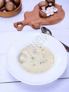 白圆盘的奶蘑菇汤图片