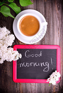 白杯加咖啡黑粉板清晨在灰木背景上刻字图片