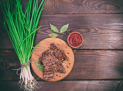 小牛肉香料一堆绿洋葱右边空图片