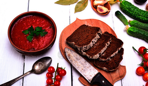 GazpachoCanish感冒汤放在圆陶瓷板和面包中最高风景图片