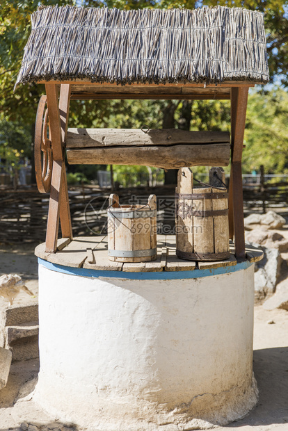 一个古老的水井饮用木桶夏日阳光明媚的子图片