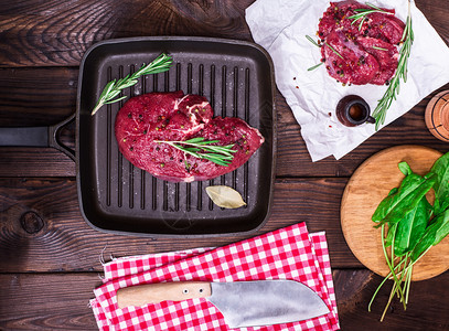 烤的黑煎锅上香料牛肉排下一把刀顶端风景图片