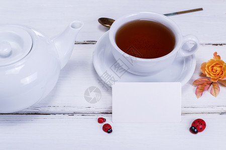 茶在圆杯白中盘子在色木背景空纸标签上背景图片