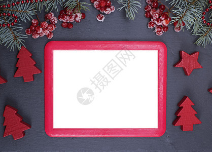 圣诞装饰中黑色背景上的空红框架背景图片