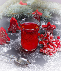 茶是用玻璃杯中生的鲜果子和在圣诞装饰品里红莓的鲜果子和做的图片