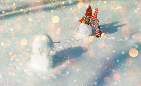 冬天浪漫的场景两个小木人冬天的乐趣当一个雪人建造图片