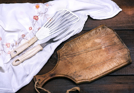 白色餐巾纸上的空厨房木板和附件图片