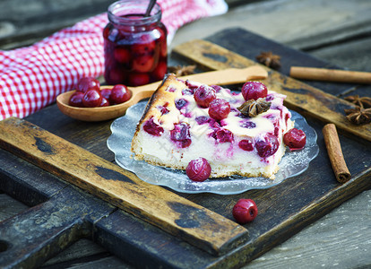 一块芝士蛋糕和樱桃莓放在玻璃盘上罐头樱桃莓图片