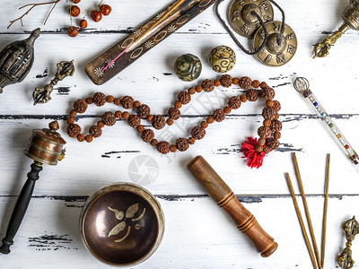 铜碗祈祷珠鼓石球和其他藏族宗教物体用于在白木底本进行默思和替代药物图片
