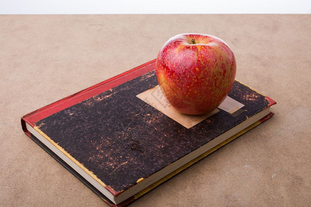 回到学校写信和书上苹果背景图片