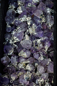 一组某种类型的天然矿物宝石图片