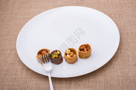 盘子上小型烹饪的甜点背景图片