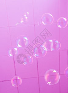 空中自由飘浮的肥皂泡图片