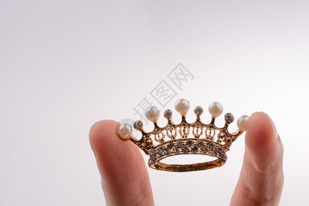金色皇冠模型白底珍珠图片