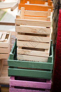 供市场销售的多彩木制空箱图片