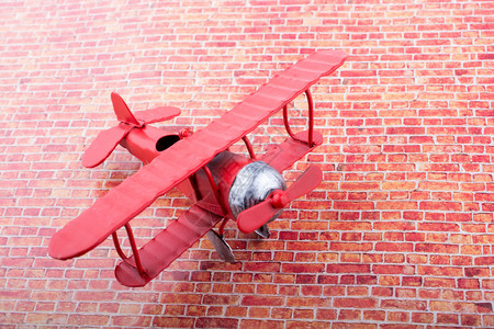 砖墙背景的迷你飞机模型图片