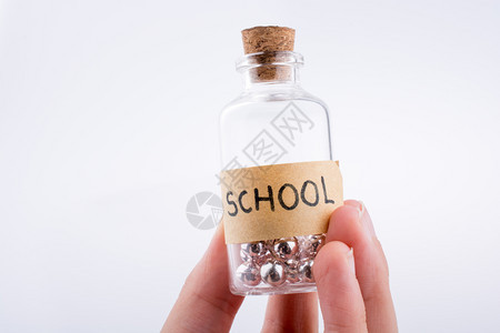 小香水玻璃瓶手在白色背景上图片
