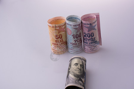 美元钞票和TurshLira钞票在白背景上并排图片