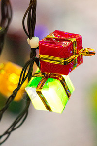 圣诞节和晚会灯以彩色礼品盒的形式图片