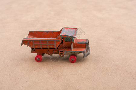 红色玩具卡车背景图片