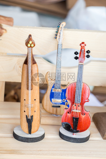 由木材制成的一套乐器模型图片