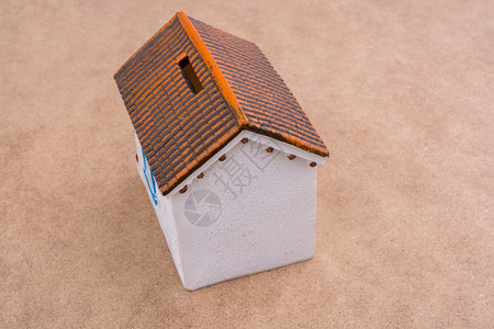建在棕色背景的小模范房子图片