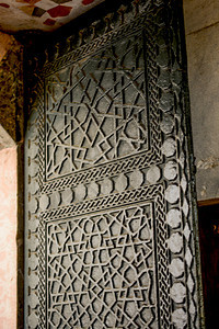 金属门上的奥斯曼风格几何图案图片