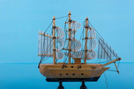 蓝色底的小型木帆船图片
