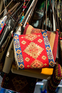 传统风格手工编织的布袋背景图片