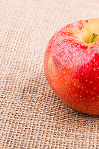 新鲜红苹果放在画布上图片