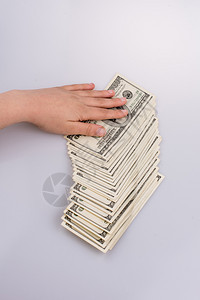 人类手中持有美元钞票作为白纸上孤立的金钱图片